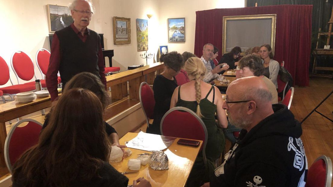 Henk Boerwinkel tijdens zijn workshop poppen maken (Rechten: RTV Drenthe)