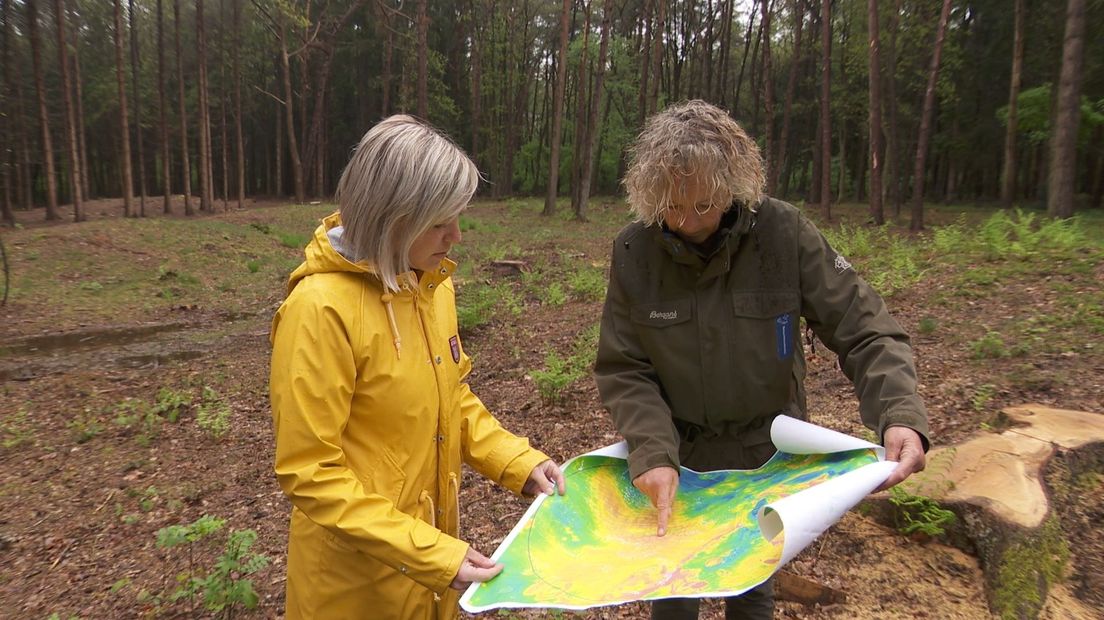 Loes en Tineke Bouwmeester met een satelietkaart in het Dwingelderveld