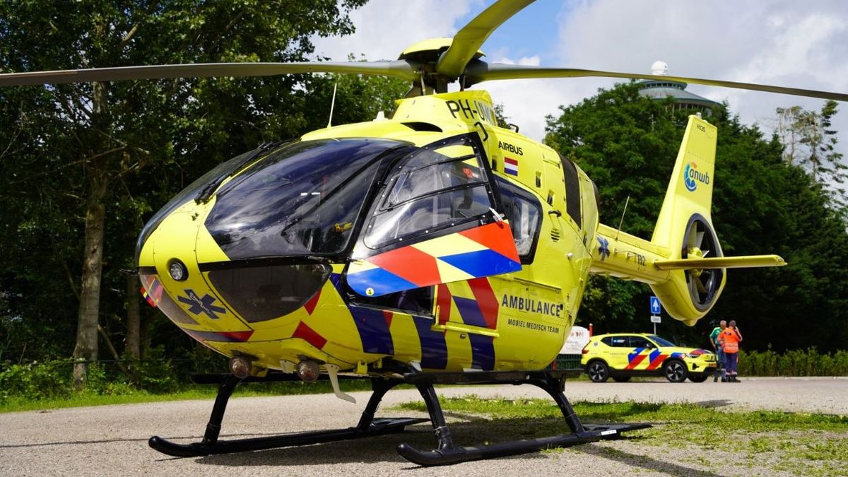 Persoon met spoed naar ziekenhuis na bedrijfsongeval in Zwartsluis