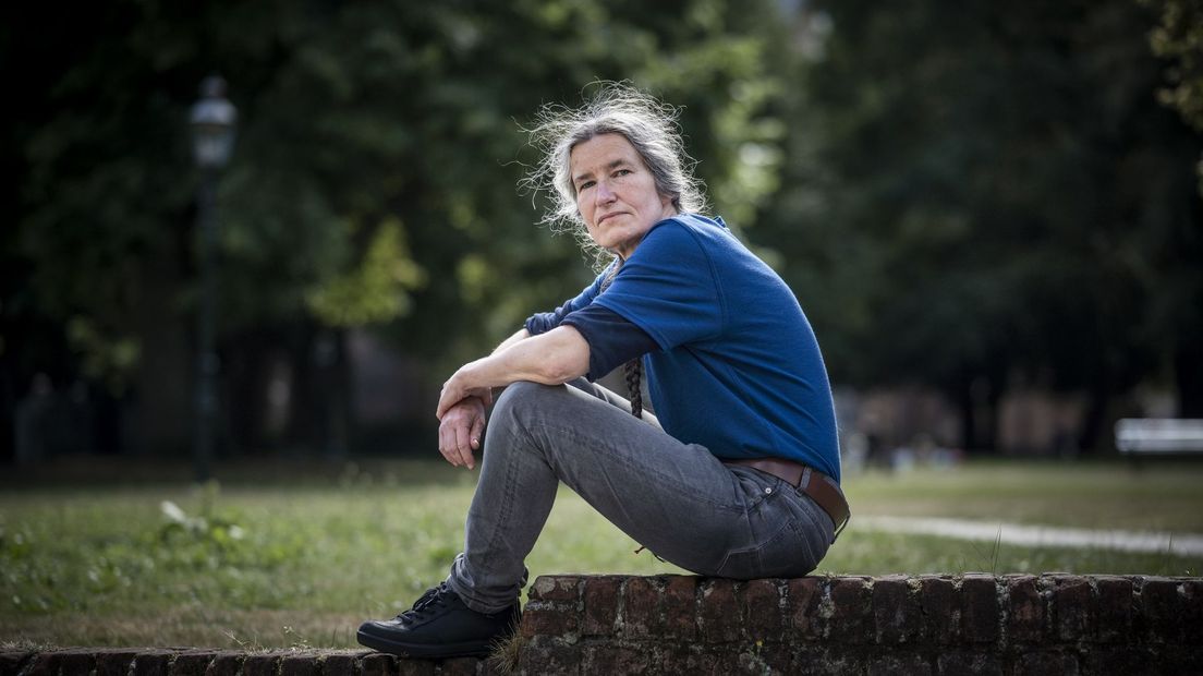 Schrijver Anjet Daanje heeft de Constantijn Huygens-prijs gekregen voor haar literaire werk.