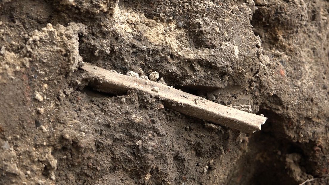 Een bijzondere vondst in de binnenstad van Arnhem. Bij graafwerkzaamheden pal naast de Eusebiuskerk zijn 45 skeletten gevonden.