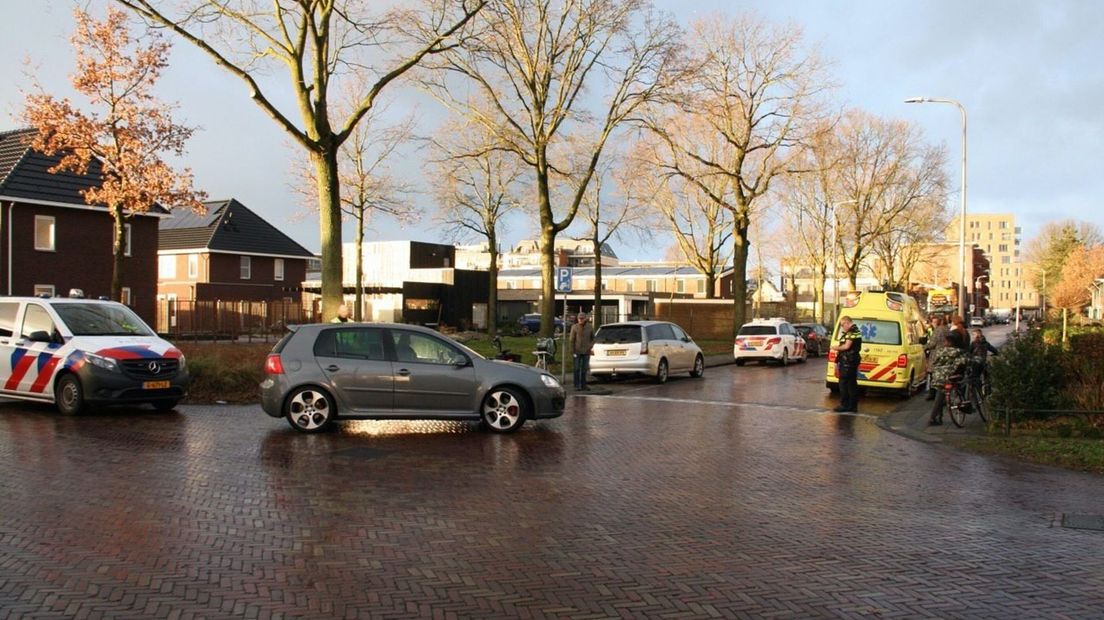 Een fietser is gewond geraakt door een ongeluk in Hoogeveen (Rechten: De Vries Media)