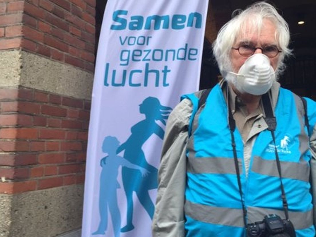 Milieudefensie overhandigt rapport aan Rotterdamse gemeenteraad