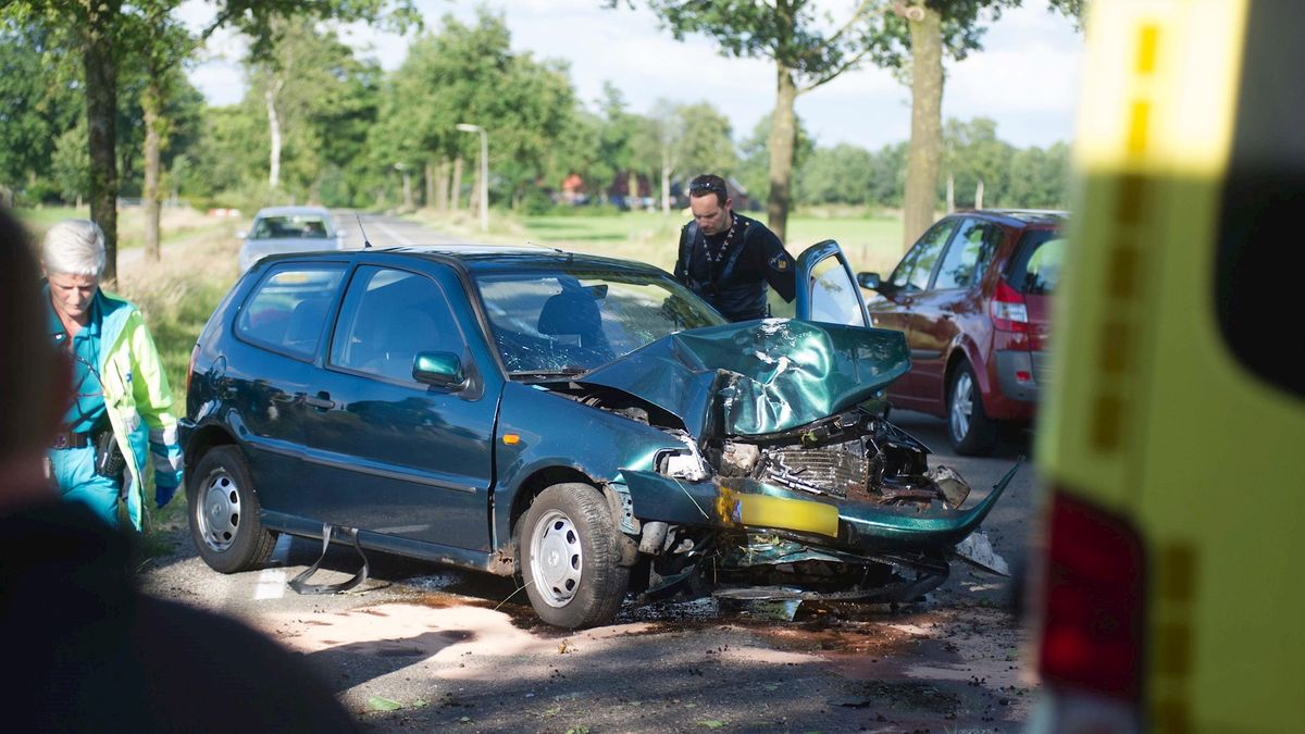 Auto tegen boom op Hellendoornseweg Marle bij Hellendoorn