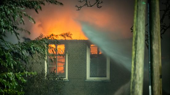 Woning en stal in lichterlaaie, rieten dak volledig in brand Home