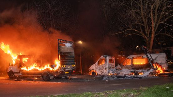 Teruglezen: liveblog Oud & Nieuw: Zwaargewonde na aanrijding in Woerden | Reeks autobranden in Kanaleneiland Utrecht. Teruglezen: liveblog Oud & Nieuw: Zwaargewonde na aanrijding in Woerden | Reeks autobranden in Kanaleneiland Utrecht.