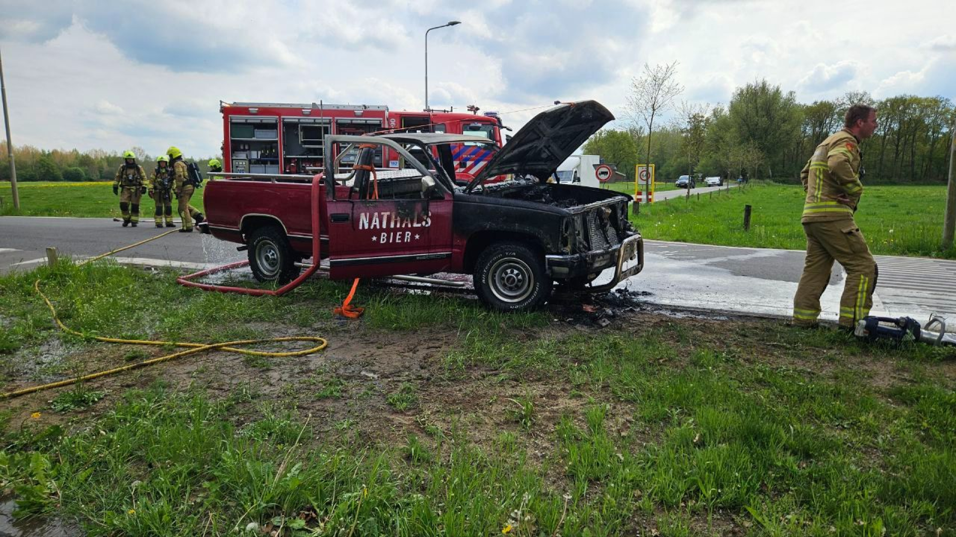 Bedrijfsauto Achterhoekse bierwinkel vliegt tijdens rijden in brand