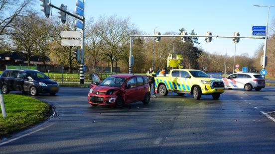 112 Nieuws: Ongeval nadat auto uitwijkt voor ambulance | Explosie bij huis in Zwolle. 112 Nieuws: Ongeval nadat auto uitwijkt voor ambulance | Explosie bij huis in Zwolle.