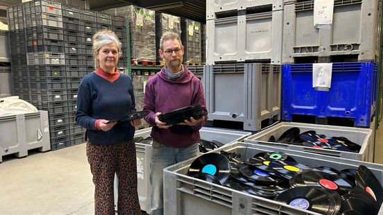 3.300 kilo vinyl wacht op recycler bij kringloop Staphorst, maar die ontbreekt Nieuws