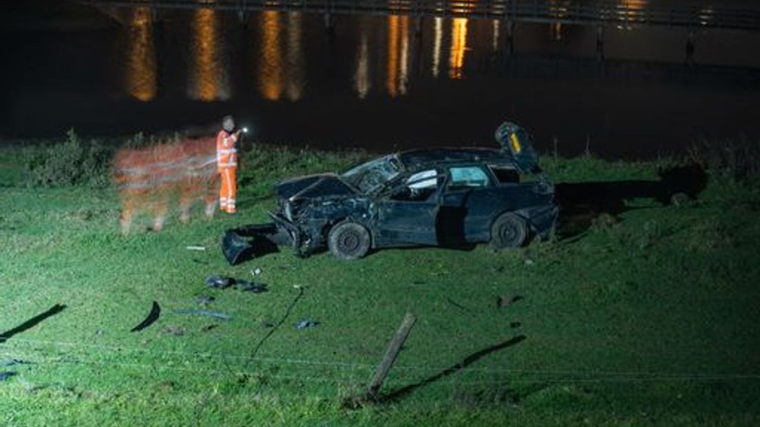 Bestuurder onder invloed lanceert auto van de dijk tussen Deventer en Terwolde
