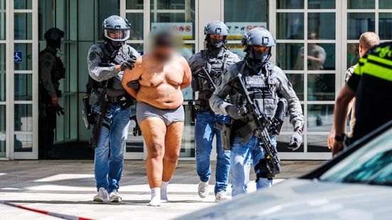 Stadhuis en bibliotheek Den Haag ontruimd, arrestatie geblinddoekte man door zwaarbewapende agenten Home