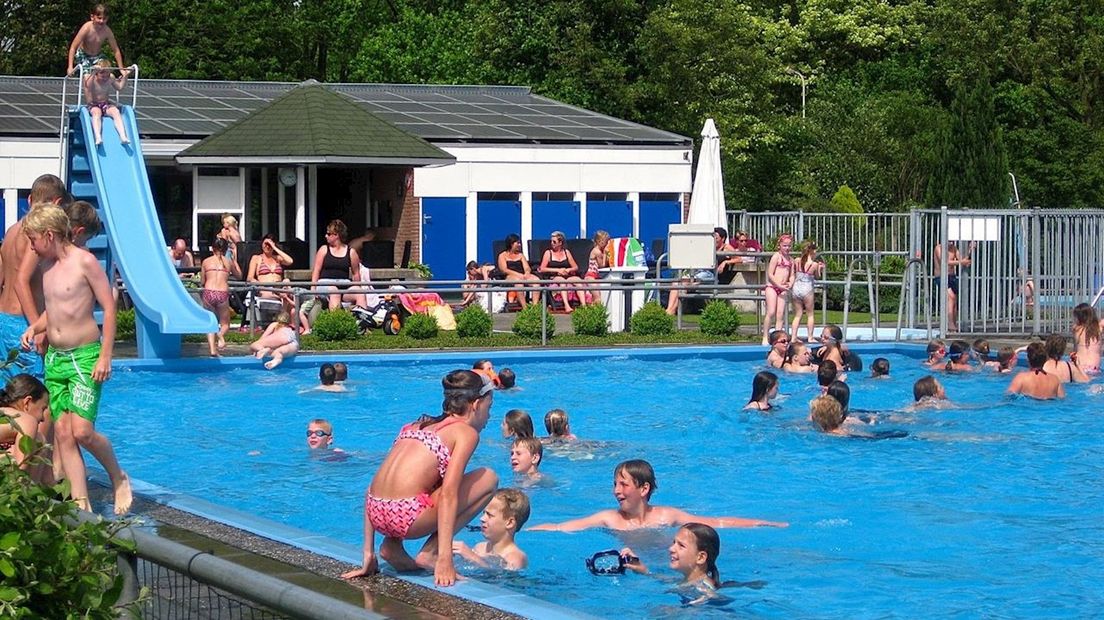 Drukte op het zwembad in Luttenberg