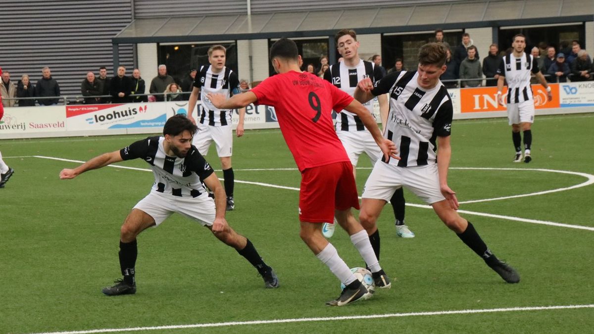 Uitslagen zondagvoetbal: NEO verliest punten in titelstrijd, Schalkhaar en SDOL winnen topper
