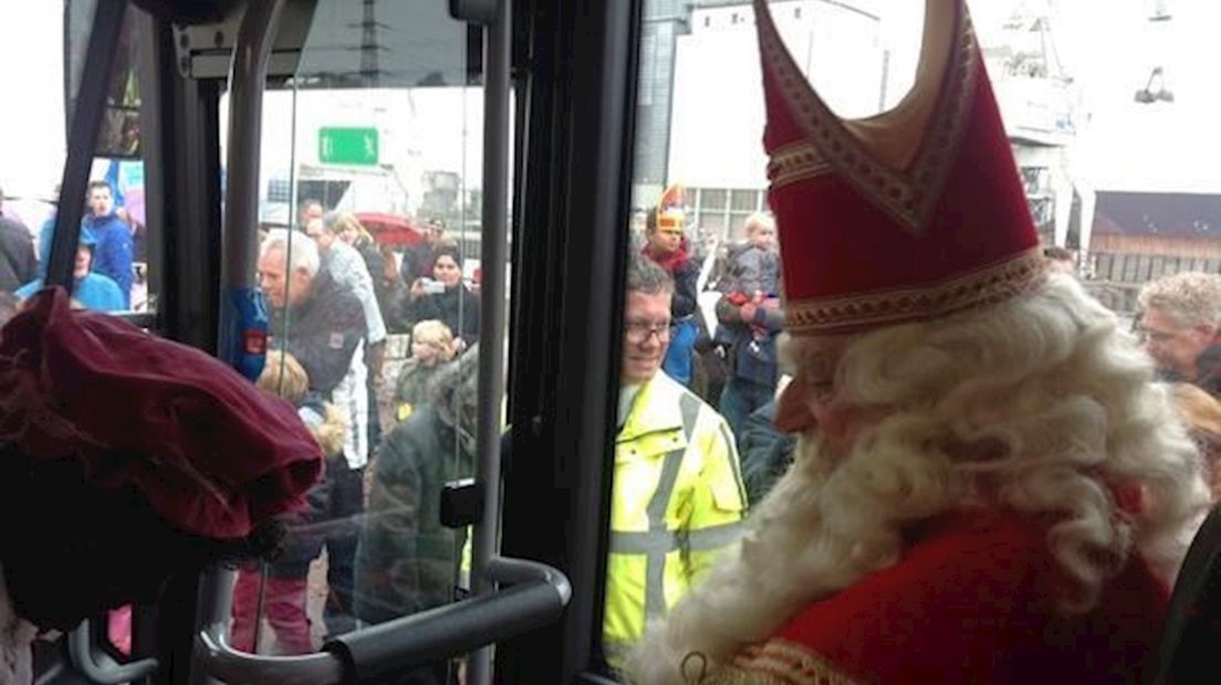Sinterklaas snel door met de bus naar Enschede