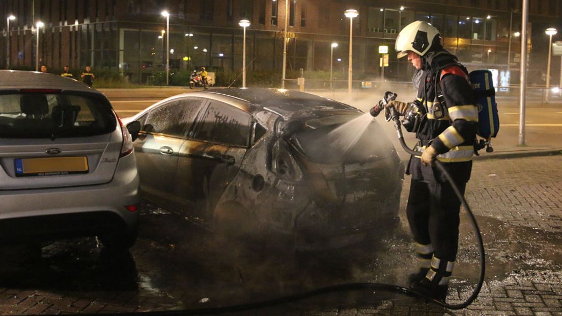 De autobrand op de Churchilllaan brak rond 02.40 uur uit.