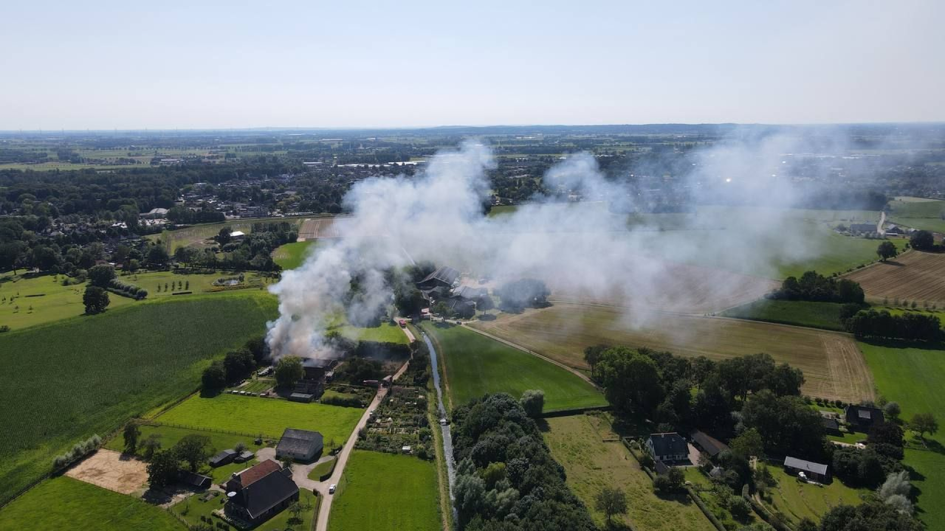 Grote brand in schuur, mogelijk asbest vrijgekomen