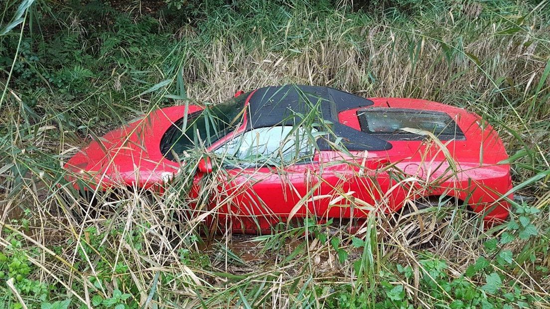 Ferrari crasht in Borne