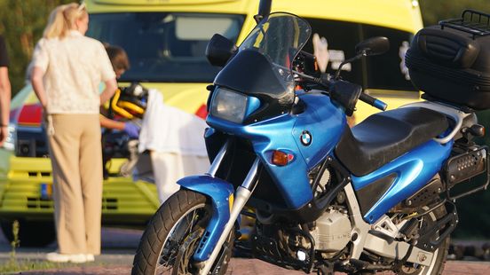 Motorrijder raakt gewond in Rolde na botsing met auto. Motorrijder raakt gewond in Rolde na botsing met auto.