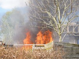 Brand in schuur Assen, glassplinters hangen in de lucht