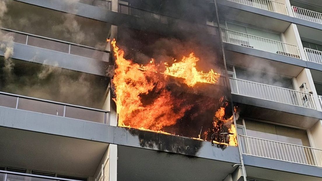 De vlammen slaan uit het appartement