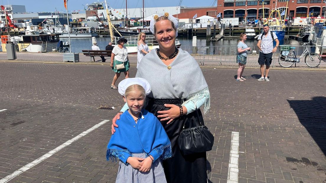 Jessica en haar dochter Sara in Scheveningse kledingdracht