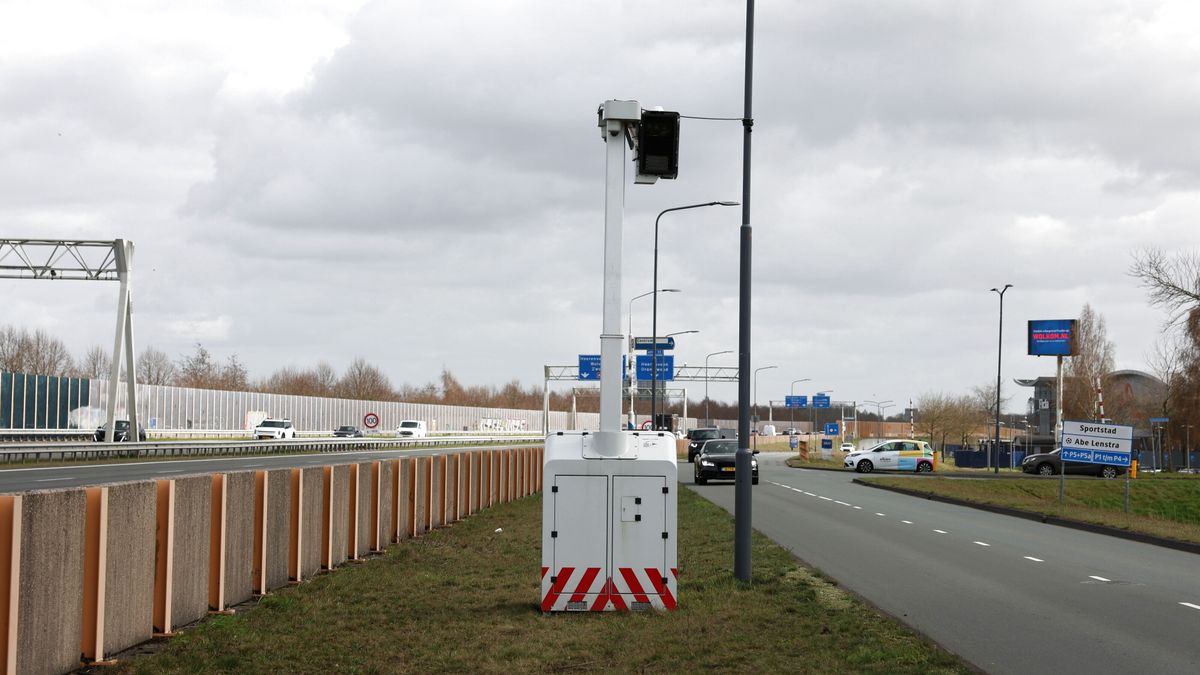 Mobiele flitspaal staat weer bij de Stadionweg in Heerenveen