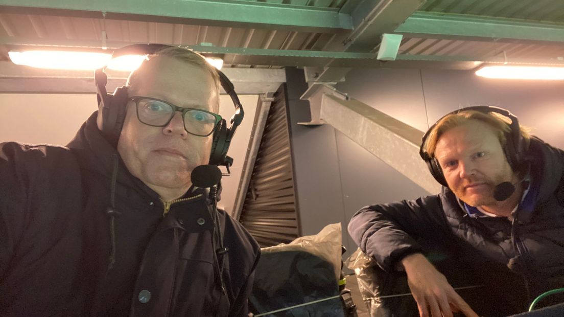 Niels Dijkhuizen en René Posthuma verzorgen het radioverslag (Rechten: RTV Drenthe/René Posthuma)