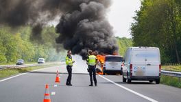 112-nieuws: Bedrijfsbus vliegt tijdens het rijden in brand op A28