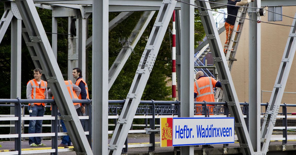 Paniek op hefbrug: auto's staan nog op brug als deze opengaat