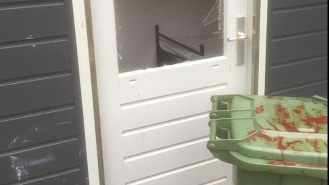 Een ingeslagen ruit bij een arbeidsmigrantenwoning.