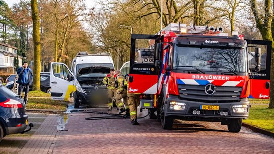 Bedrijfsbus vliegt in brand