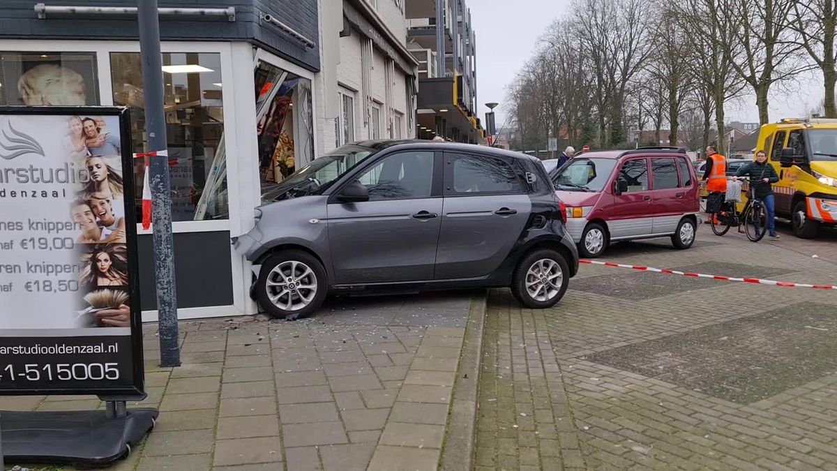 Auto rijdt kapperszaak binnen - RTV Oost