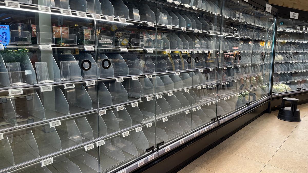 Leeuwarden ervaart de gevolgen van de stroomstoring: "Zonder licht en kassa kun je niets doen"