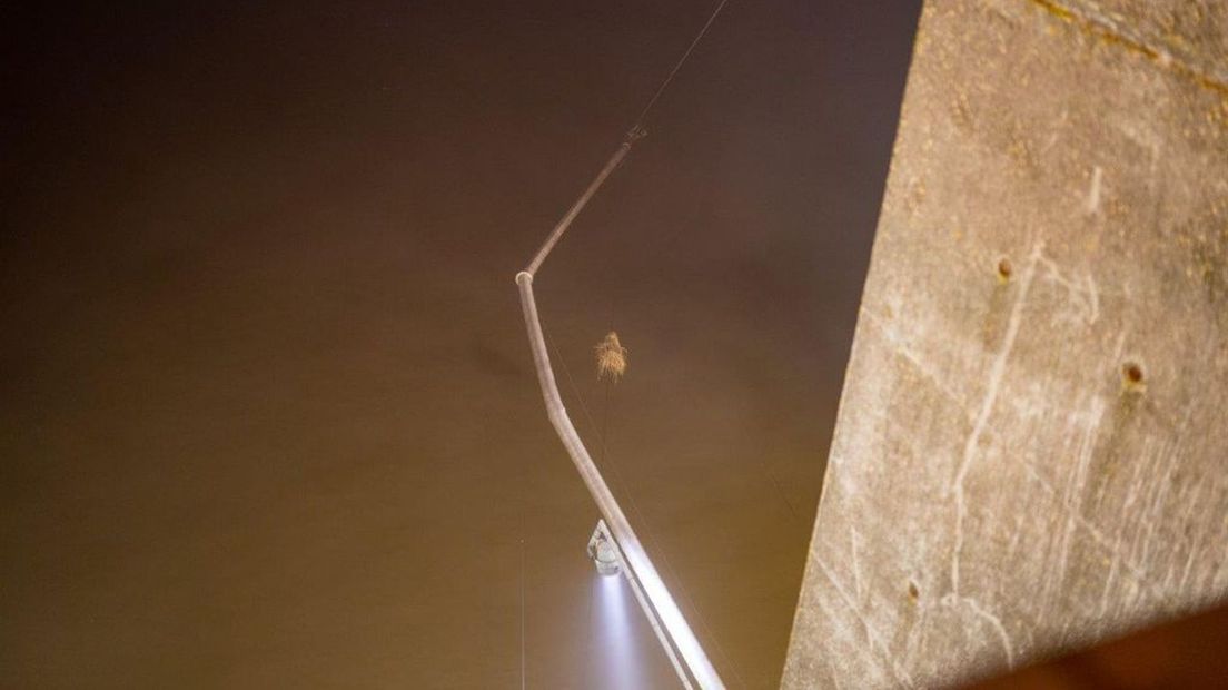 De verbogen lamp aan de brug bij Heusden.