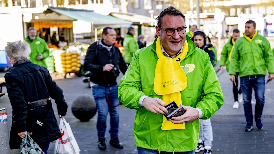 Richard de Mos bij het Haagse winkelcentrum Leyweg tijdens de campagne