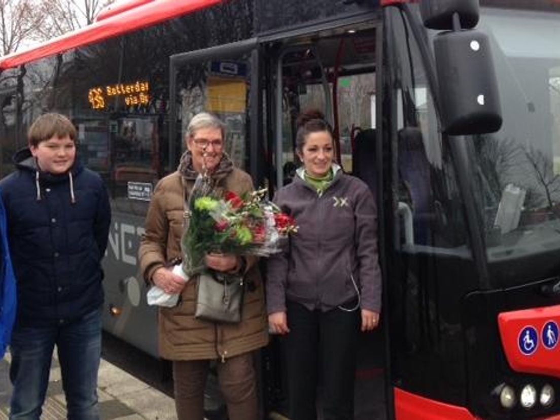 Hanny van Veen neemt een bos bloemen in ontvangst