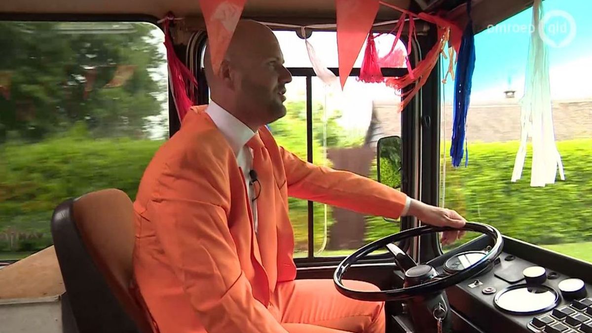 De Oranjes uit Asperen maken EK-hit en trekken rond met speciale oranje-bus