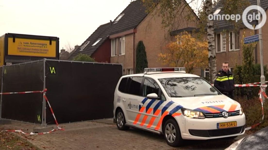 Politieonderzoek bij het huis waar Willianne werd gewurgd.