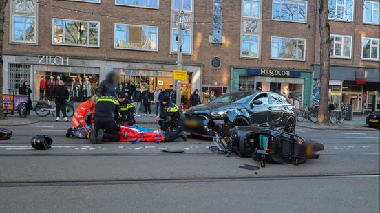 Scooterrijder gewond na botsing met auto in Rotterdam-West. Scooterrijder gewond na botsing met auto in Rotterdam-West.