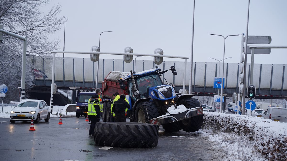 Tractor verliest wiel en veroorzaakt verkeershinder in Zwolle