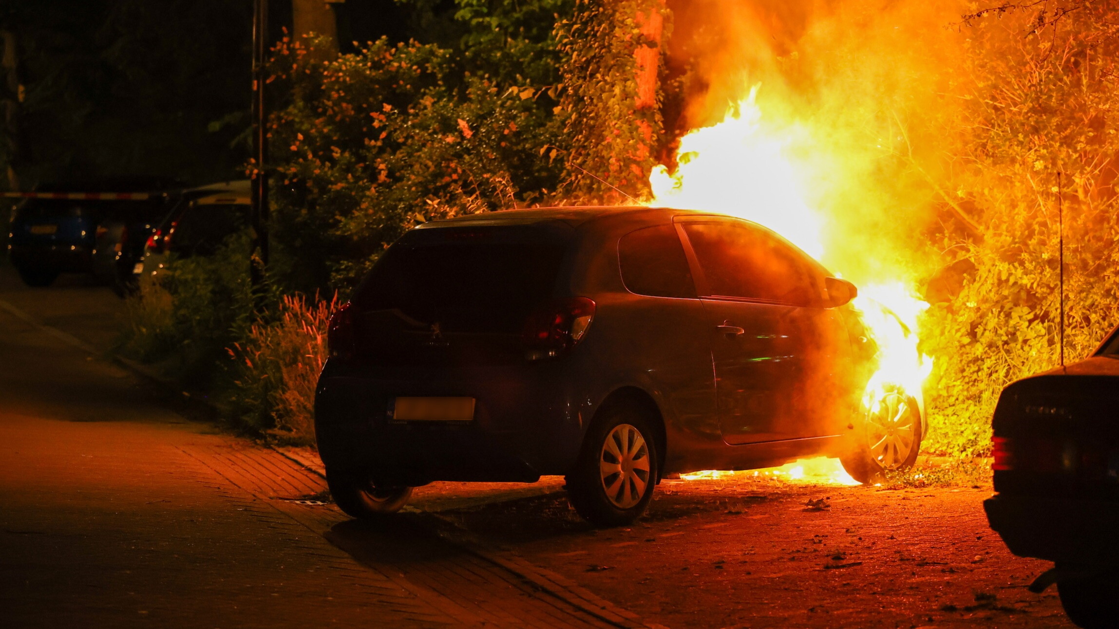 Is er een pyromaan actief in Leeuwarden? Kijk hier waar recentelijk autobranden waren