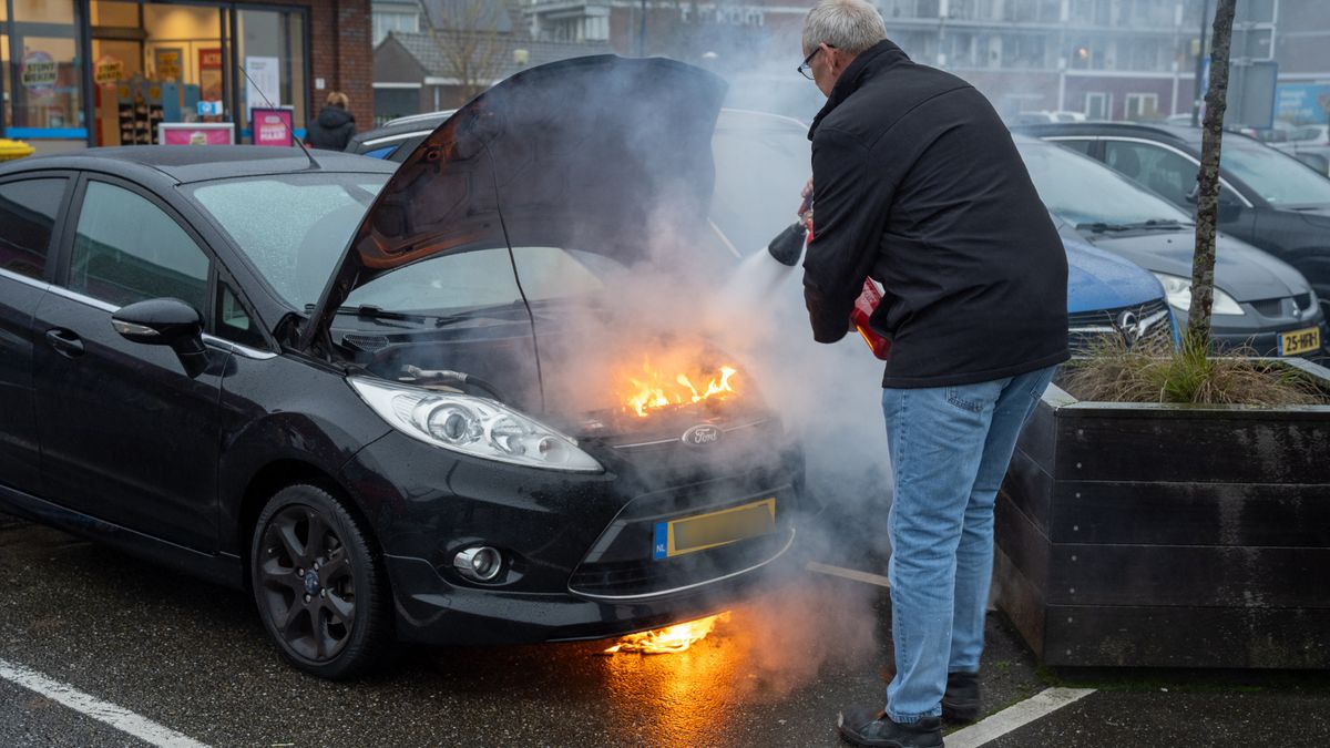 Auto vat spontaan vlam in Mijdrecht, omstander blust brand