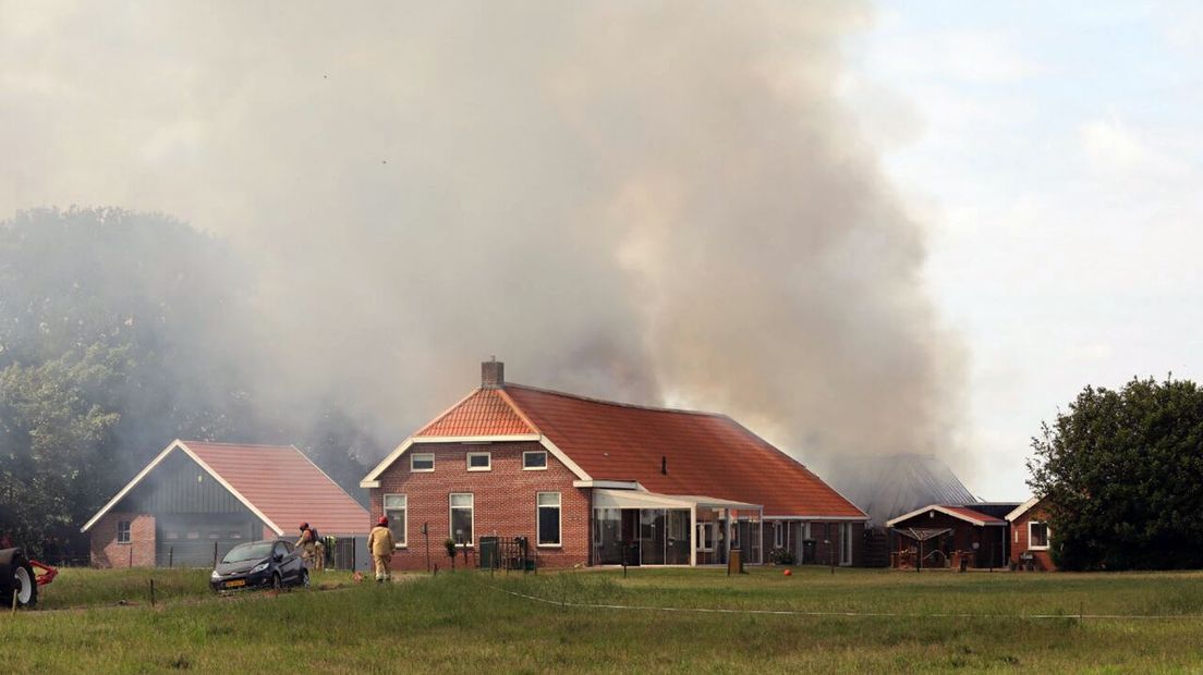 Bij een boerderij staat een schuur in brand