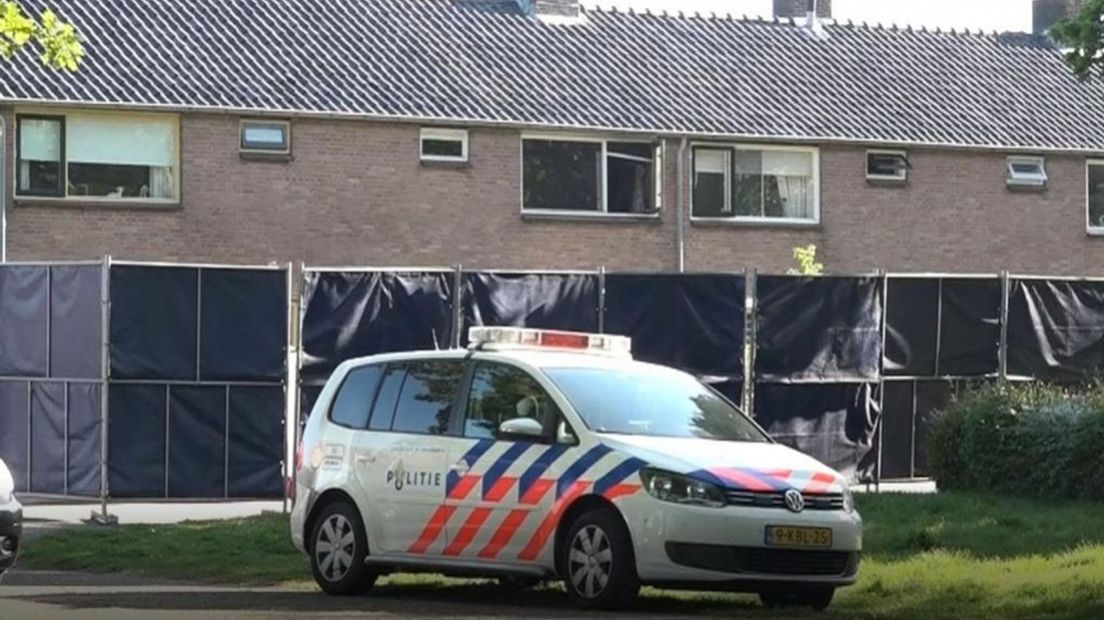 De politie bij het huis waar het gezin woonde.