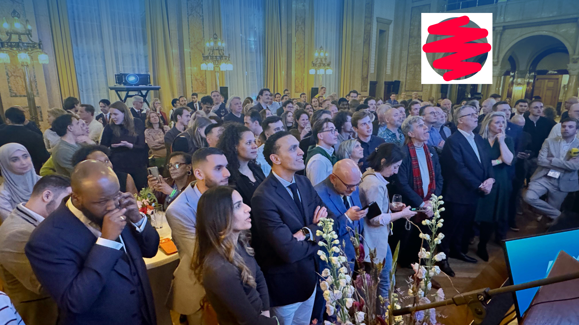 Lijsttrekkers en partijleden luisteren op de verkiezingsavond in de Burgerzaal naar burgemeester Carola Schouten