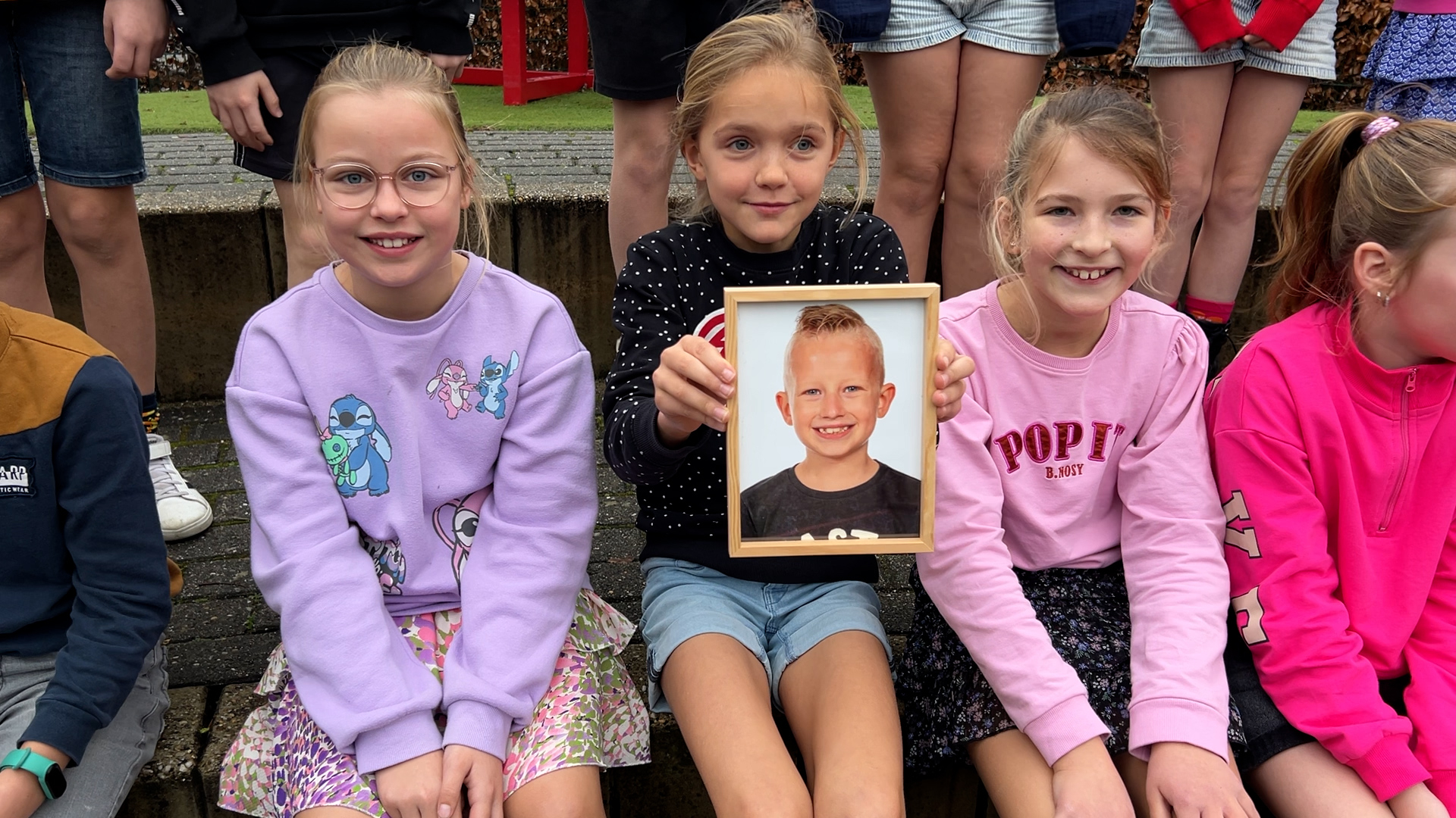 In korte broek naar school voor KiKa én voor Milan: 'We hebben allemaal een knuffel van hem'