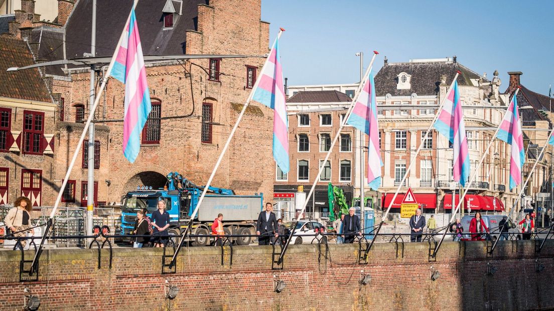 De gemeente Den Haag hijst als eerste stad in Nederland de transgendervlag.