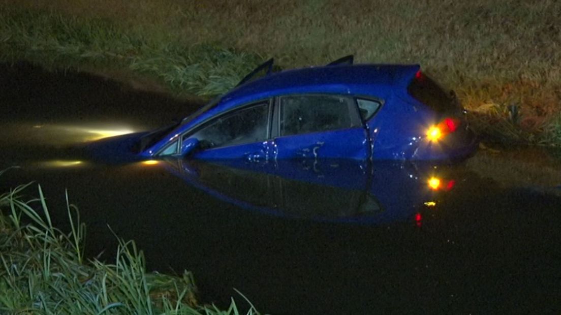 Bij een ongeluk op de A73 bij Beuningen zijn woensdagavond drie auto's total loss geraakt. Een persoon raakte gewond.