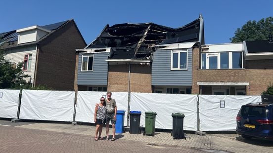 Michiel en Carina horen kanon afgaan en ziet overal vonken nadat bliksem inslaat Home