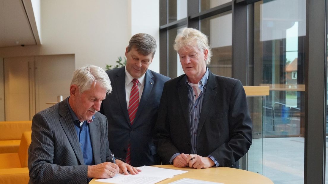 De betrokken partijen tekenen de overeenkomst voor glasvezel in buitengebied Nieuwleusen